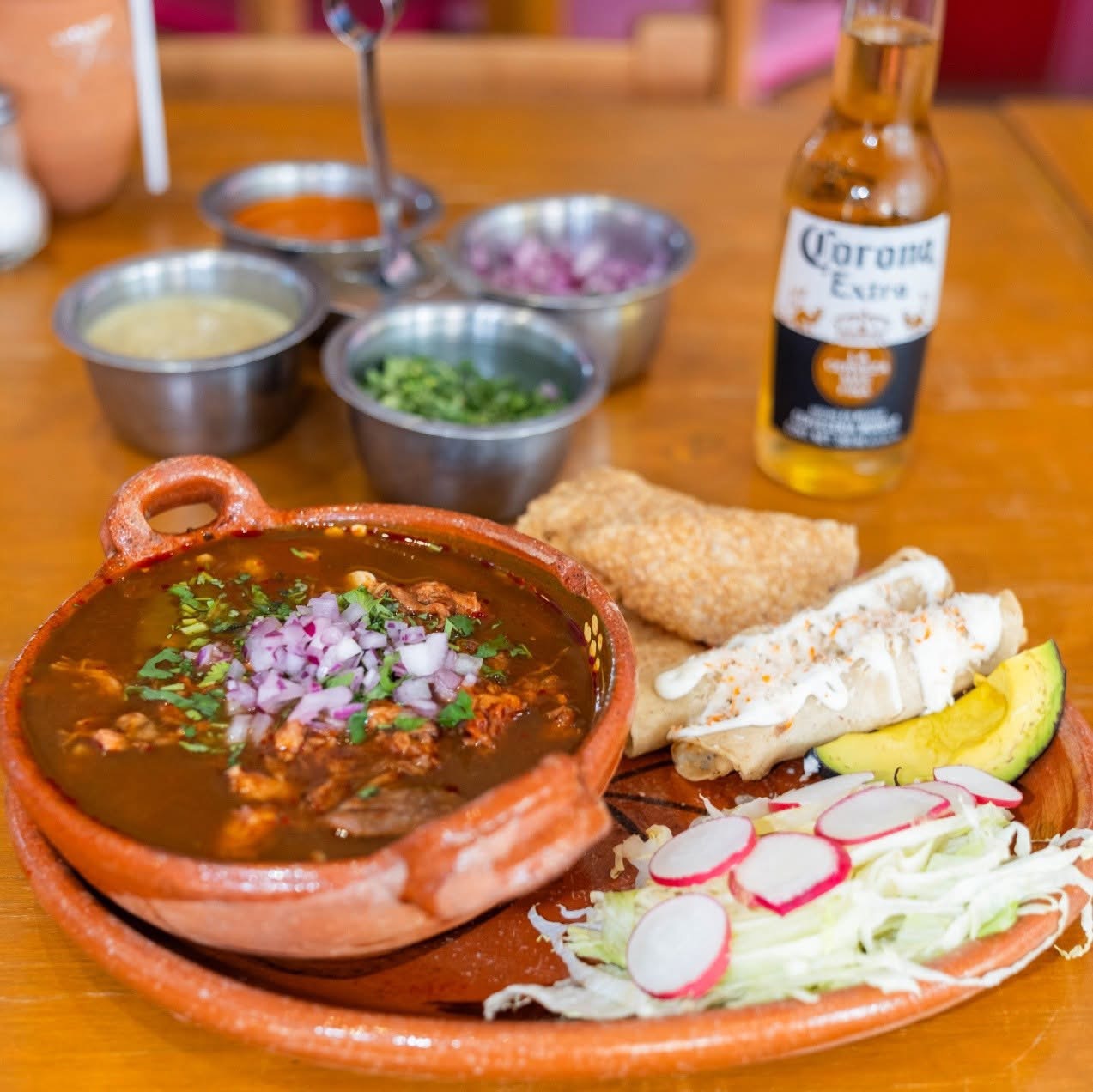 Plato de birria y antojitos